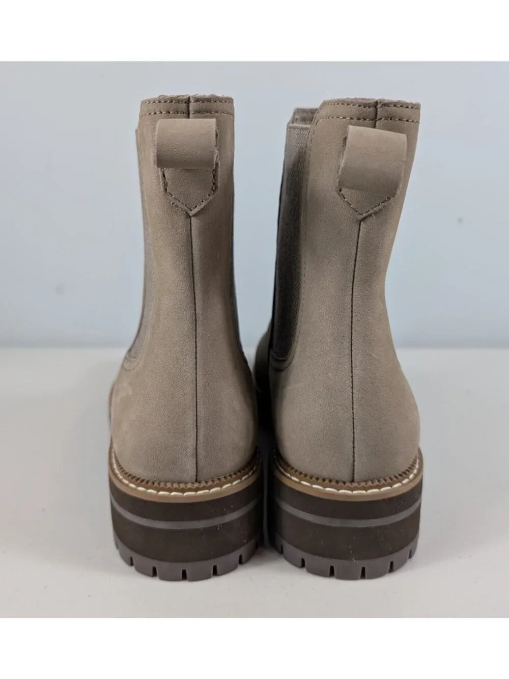 Tom's Dakota lug Chelsea boots women's size 9.5